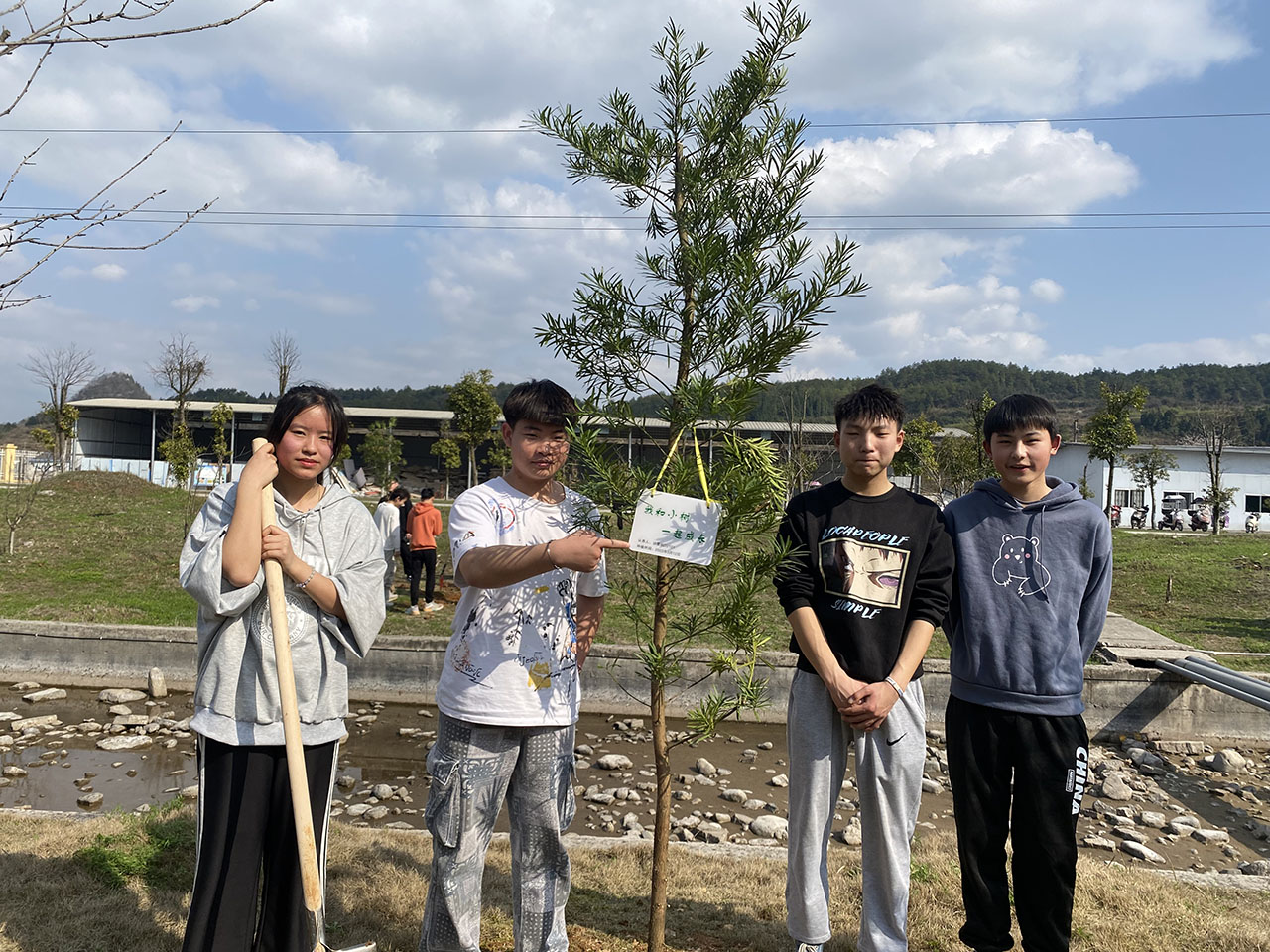 万达平台師生踴躍參加“許美好願望、獻給綠色愛心”植樹活動