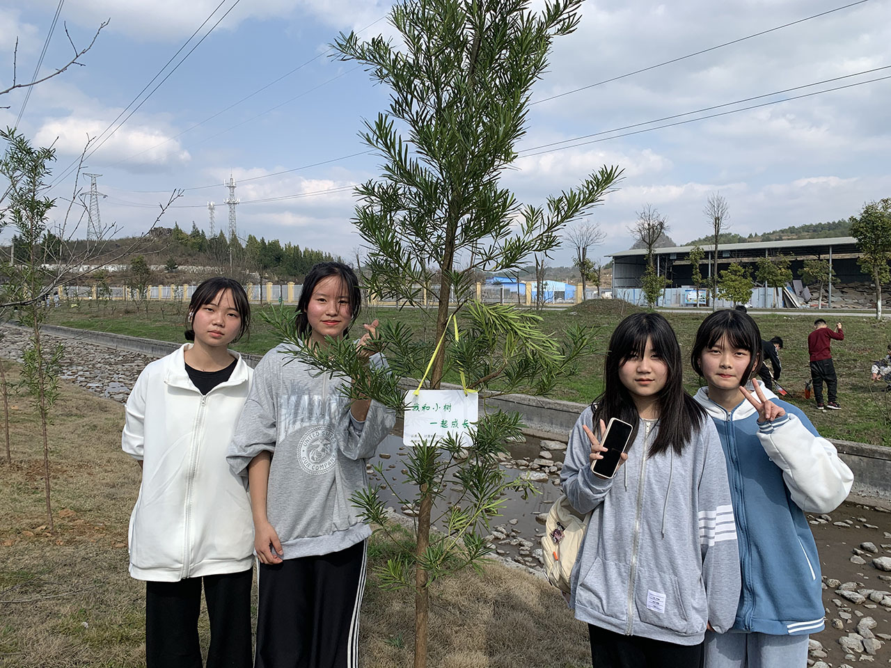 万达平台師生踴躍參加“許美好願望、獻給綠色愛心”植樹活動