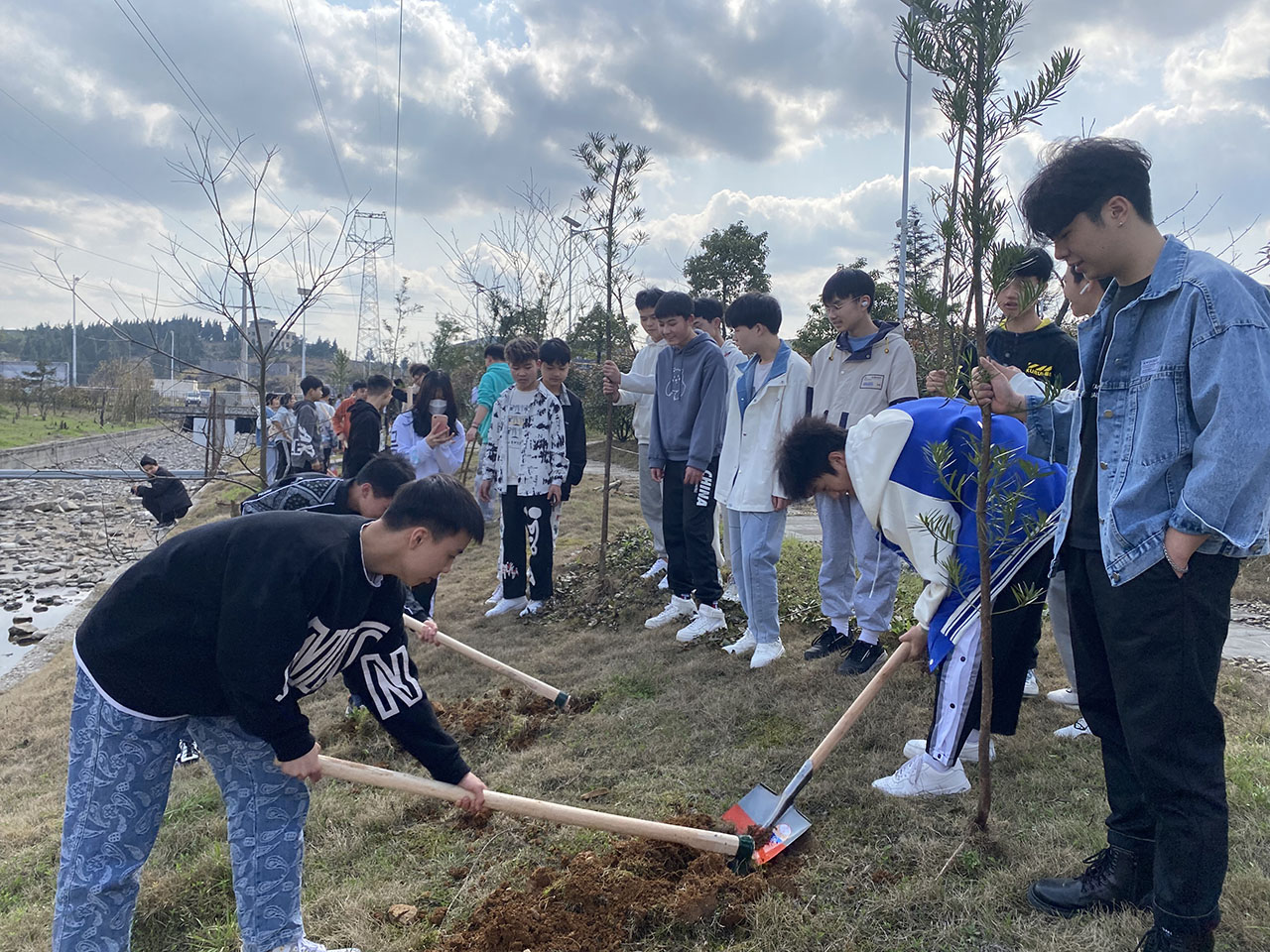 万达平台師生踴躍參加“許美好願望🤪🛹、獻給綠色愛心”植樹活動