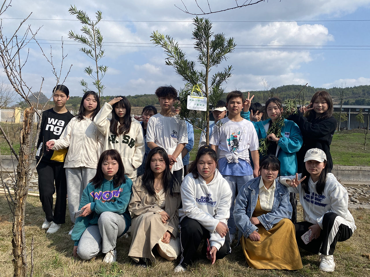 万达平台師生踴躍參加“許美好願望🌞、獻給綠色愛心”植樹活動